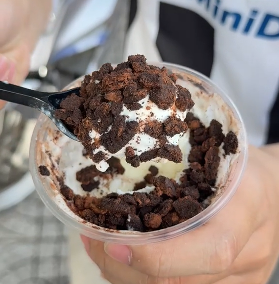 sữa tuyết vân nam được phủ thêm lớp oreo đậm đà