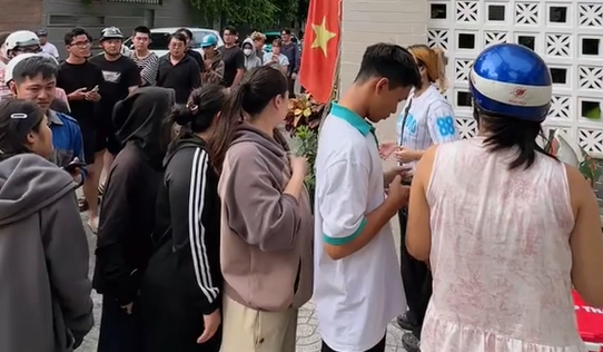 hàng trăm bạn trẻ đứng xếp hàng chỉ để chờ đợi được thưởng thức món ăn này