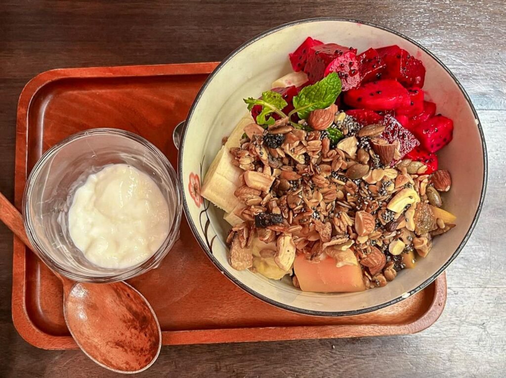 Bữa sáng với granola, trái cây và sữa chua ngày càng được ưa chuộnng tại Việt Nam Bữa sáng với granola, trái cây và sữa chua tại Việt Nam