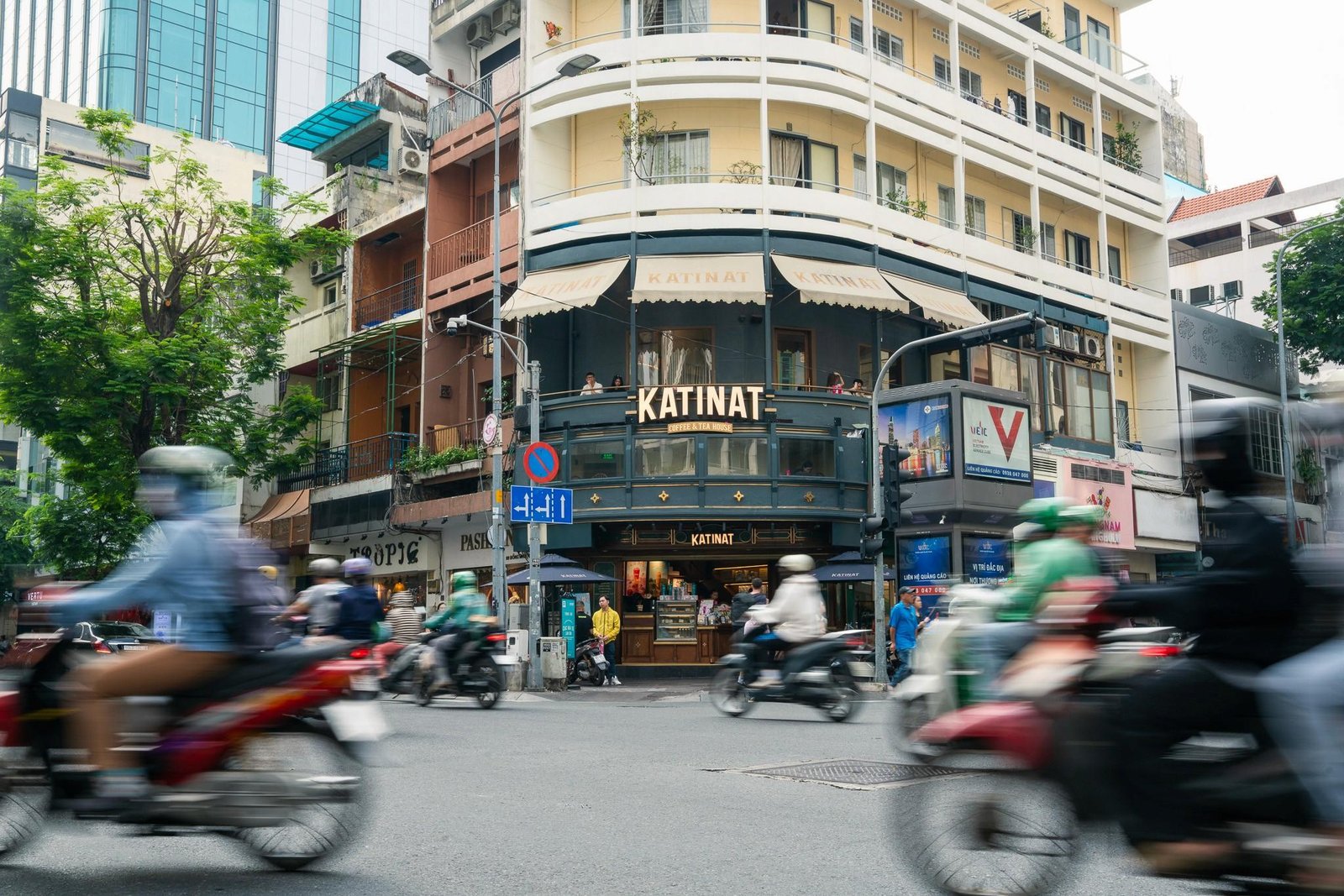 Các chuỗi cà phê đang chia thành 2 cực rõ nét