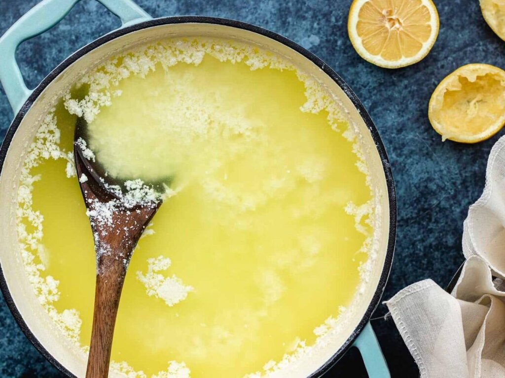 Chanh làm sữa đông tụ, tách thành curd và whey Chanh làm sữa đông tụ, tách thành curd và whey