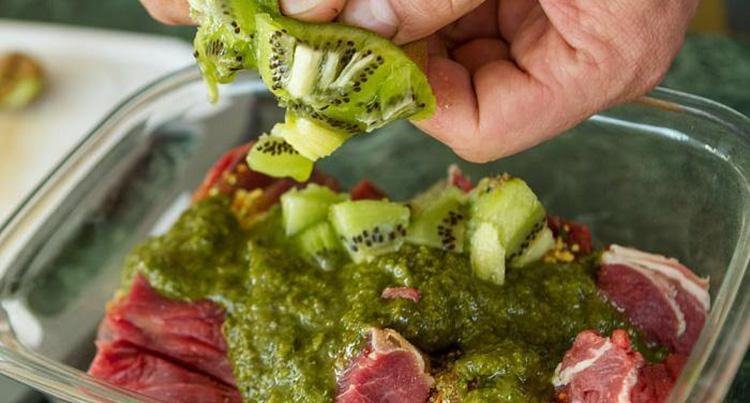 Dứa, kiwi và đu đủ thường dùng để ướp thịt nướng