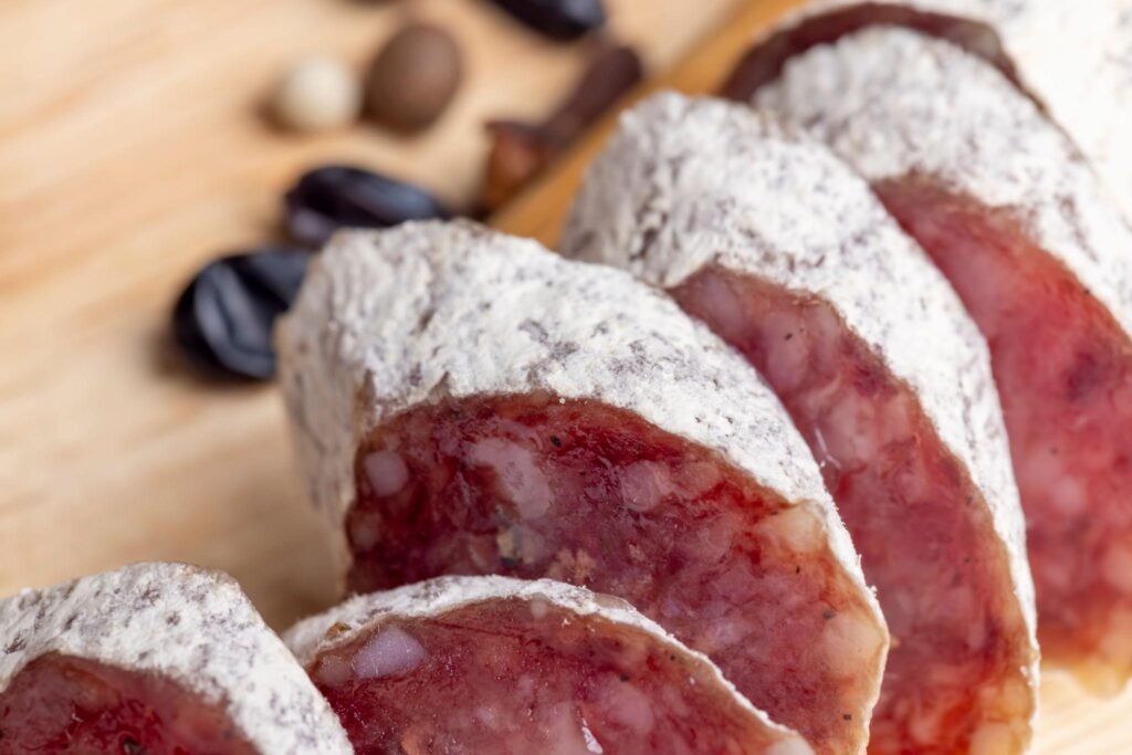 Lớp mốc trắng bảo vệ Salami trong quá trình ủ khô