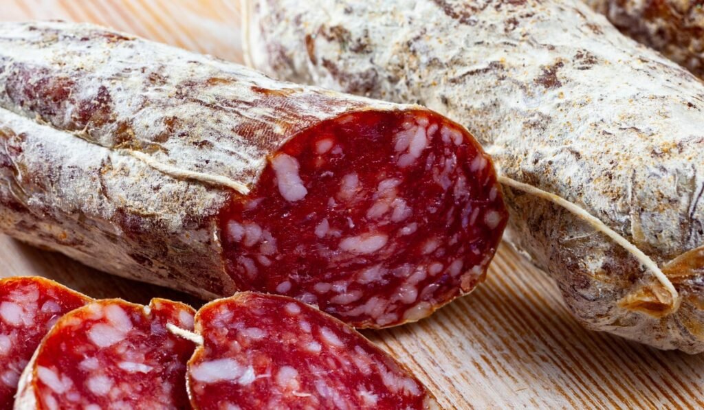 Lớp mốc trắng tạo nên bản sắc của Salami ủ chín