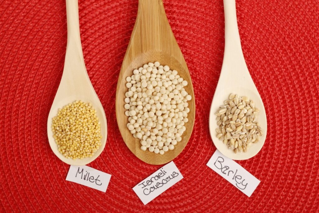Lúa mạch phổ biến ở châu Âu và Tây Á; kê và cao lương đặc biệt quan trọng tại Ấn Độ và châu Phi Lúa mạch phổ biến ở châu Âu và Tây Á; kê và cao lương đặc biệt quan trọng tại Ấn Độ và châu Phi