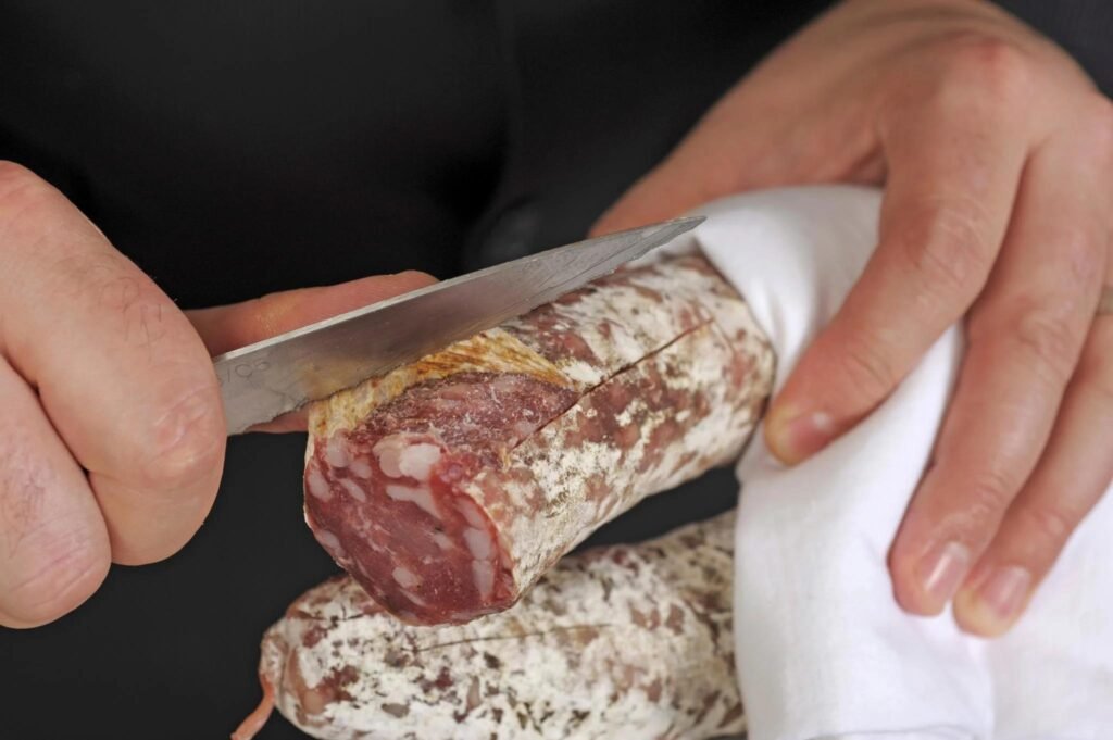 Một đường rạch nhỏ giúp bóc vỏ Salami dễ dàng hơn