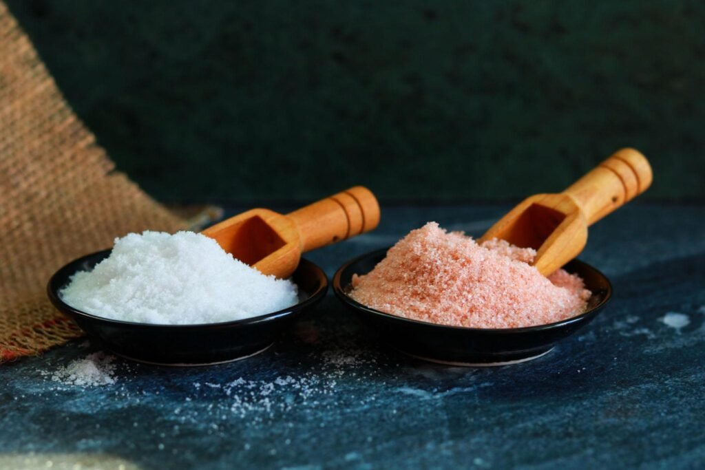 Muối hồng và muối ăn có màu sắc khác biệt Muối hồng và muối ăn có màu sắc khác biệt