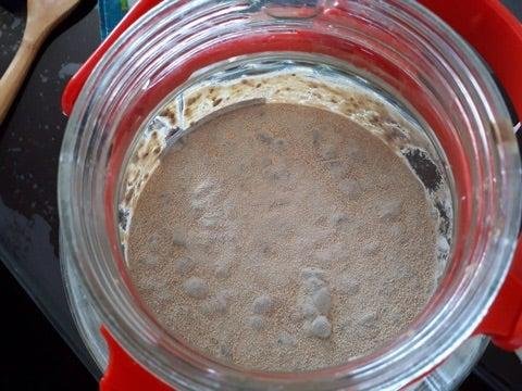 Nấm và men bề mặt có thể phát triển khi nước tương tiếp xúc với không khí. Nấm và men bề mặt có thể phát triển khi nước tương tiếp xúc với không khí