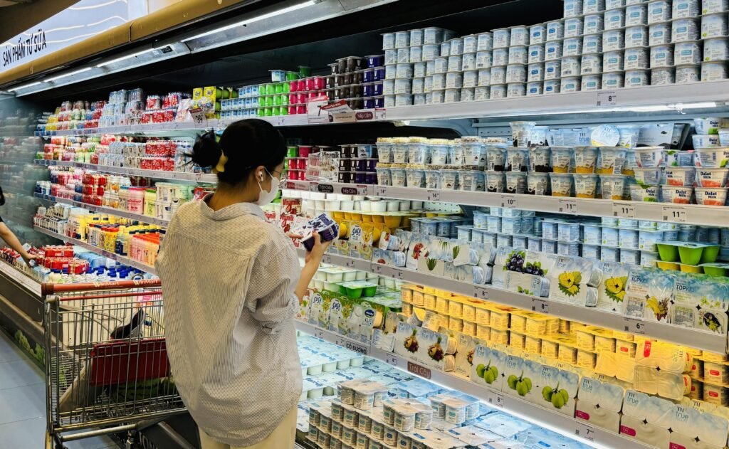 Ngày nay hầu hết các siêu thị lớn nhỏ ở Việt Nam đều bán sữa chua hy lạp
