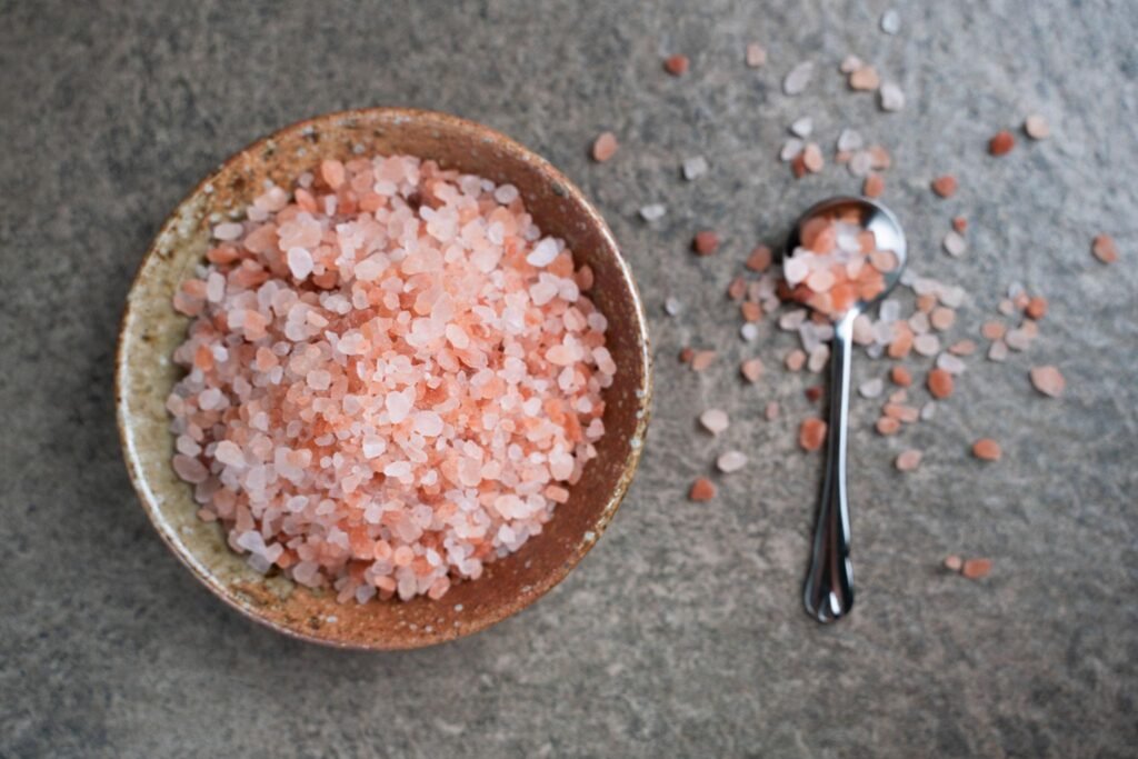 Những tinh thể muối hồng Himalaya tự nhiên Những tinh thể muối hồng Himalaya tự nhiên