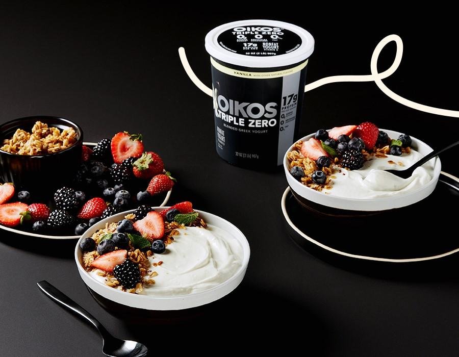 Oikos Triple Zero nổi tiếng với bảng thành phần 0g đường bổ sung, 15g protein Oikos Triple Zero nổi tiếng với bảng thành phần 0g đường bổ sung, 15g protein